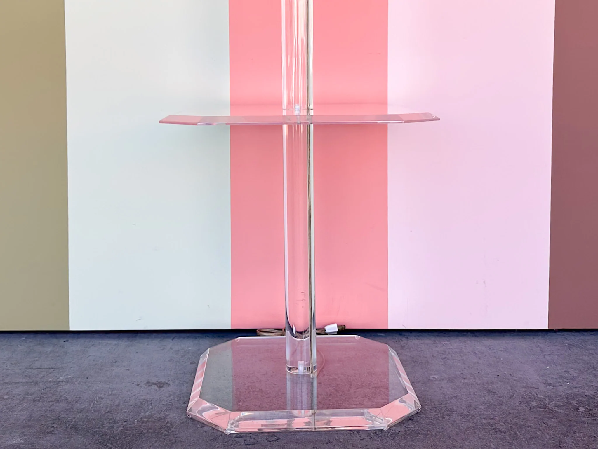 Fab Lucite Table Lamp - Image 5