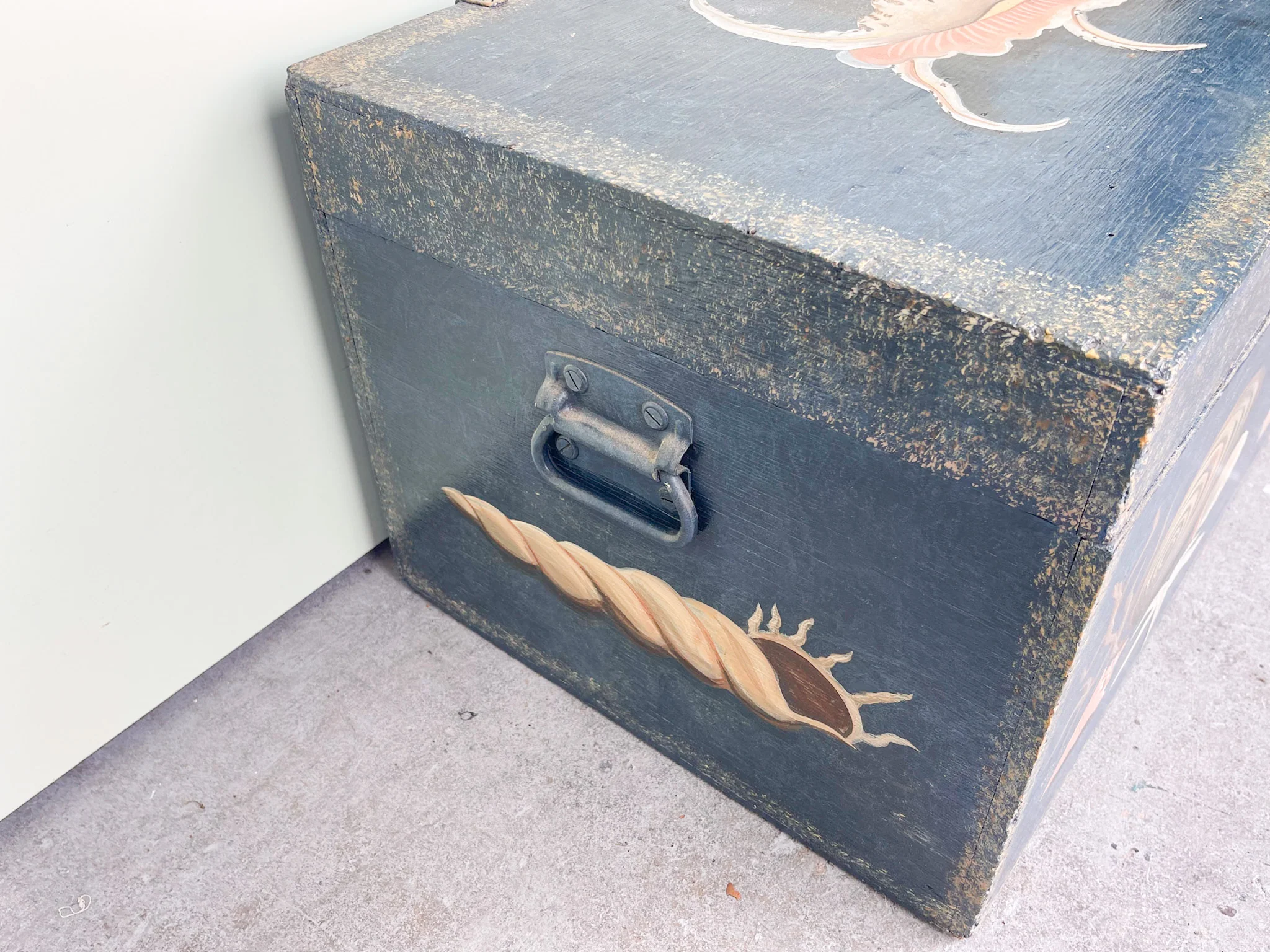 Old Florida Hand Painted Seashell Trunk - Image 3