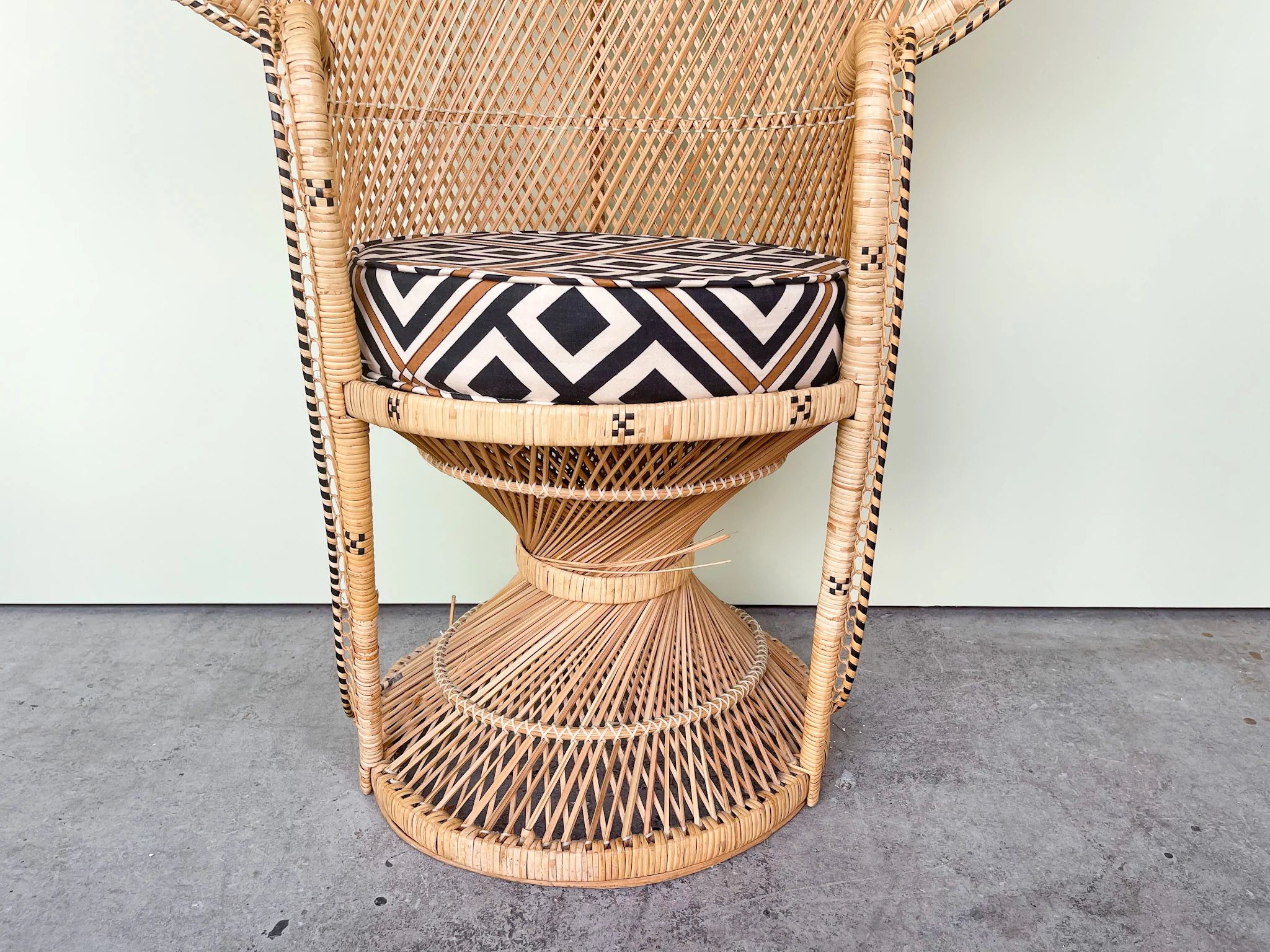 Island Style Rattan Peacock Chair - Image 2