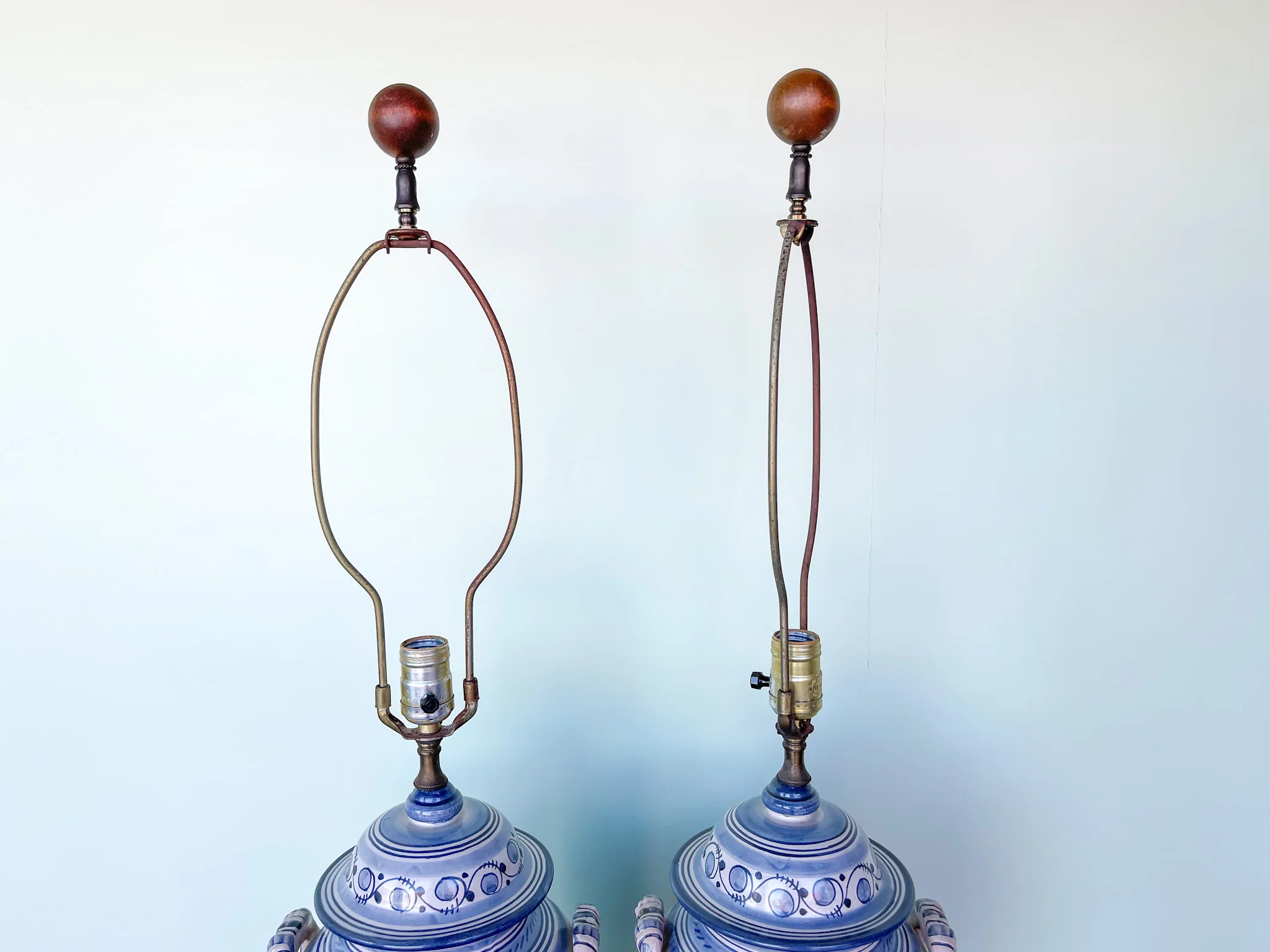 Pair of Blue and White Ceramic Lamps - Image 3