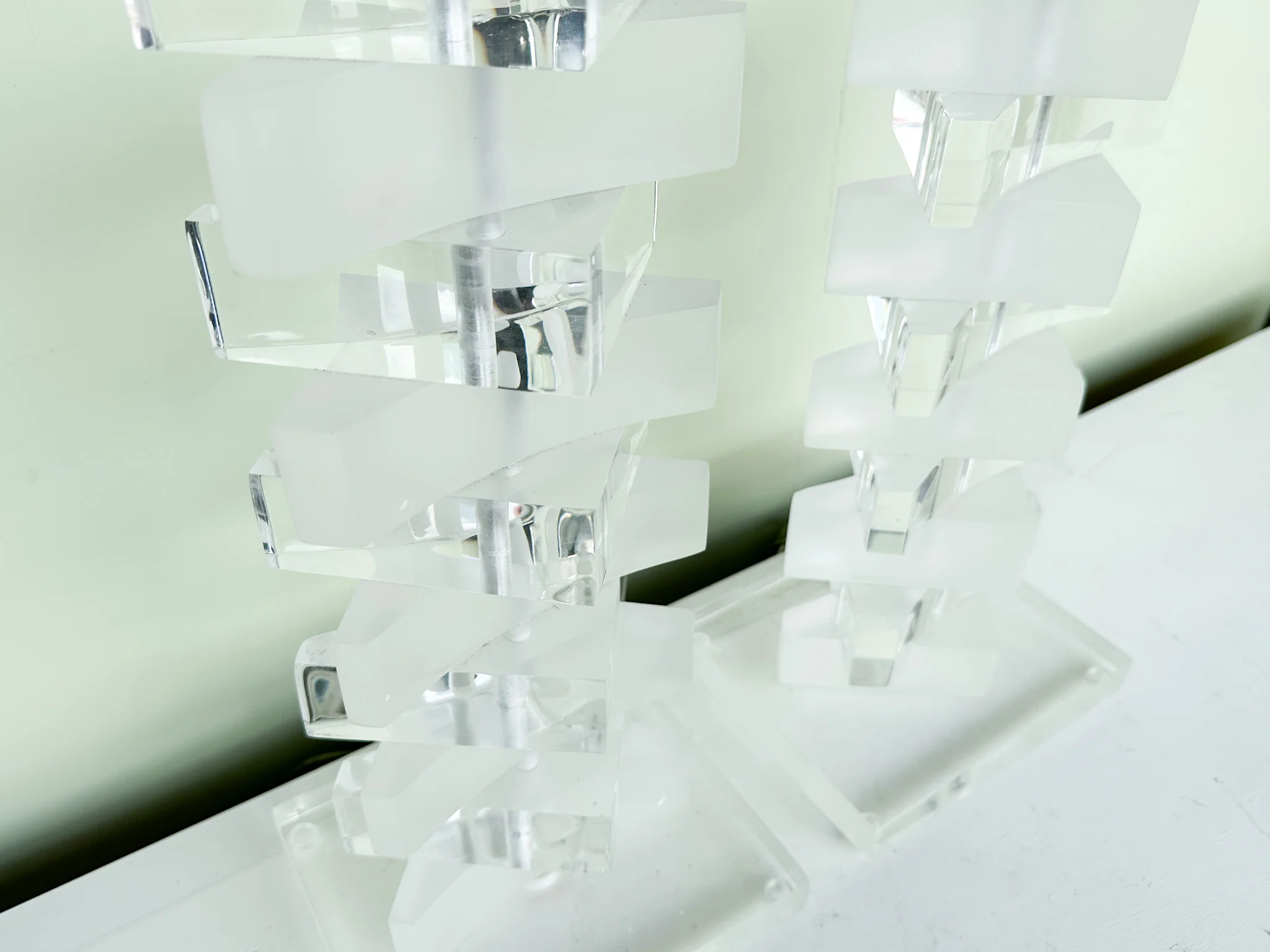 Pair of MCM Lucite Lamps - Image 6