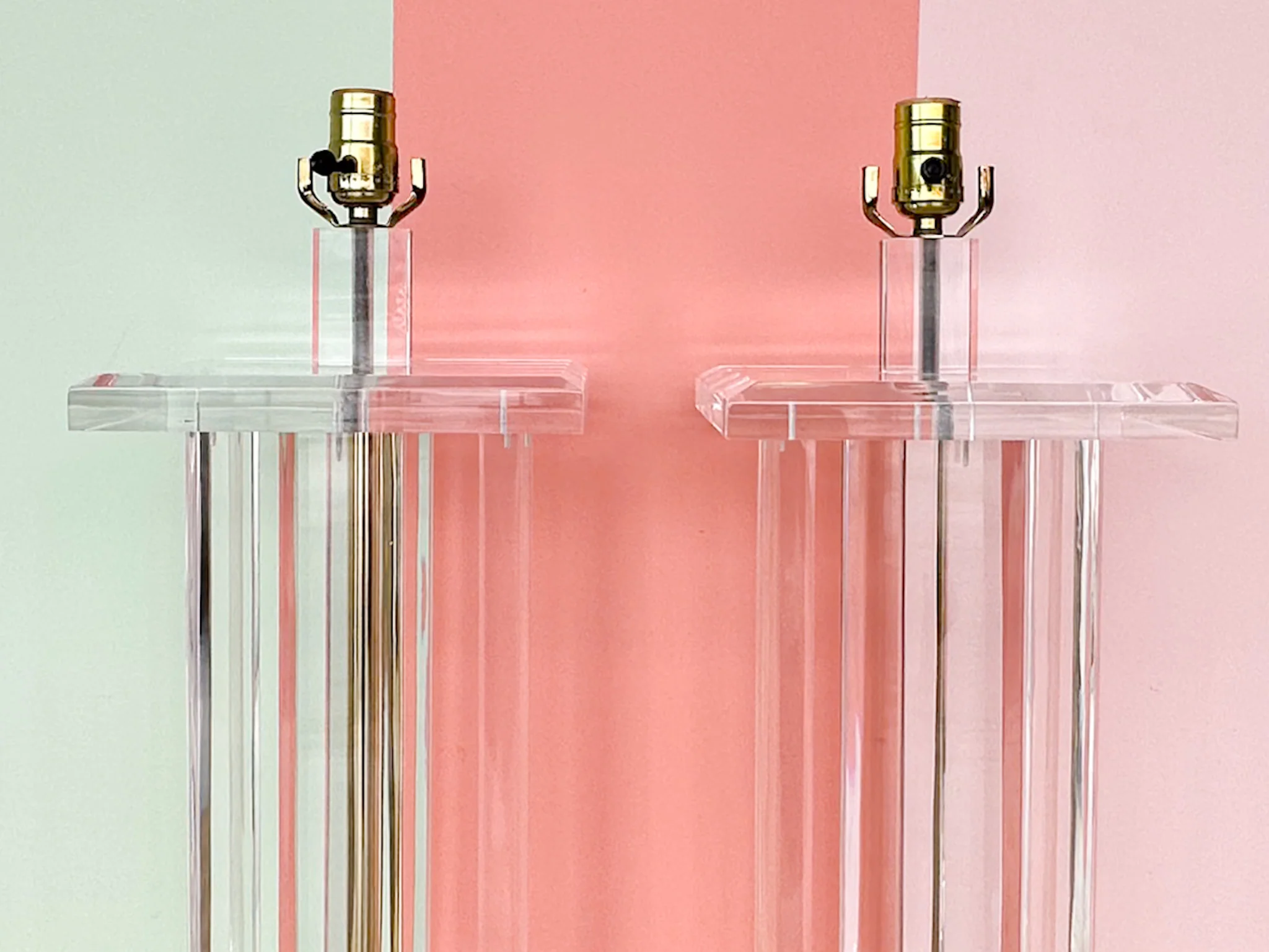 Pair of MCM Lucite Lamps - Image 4