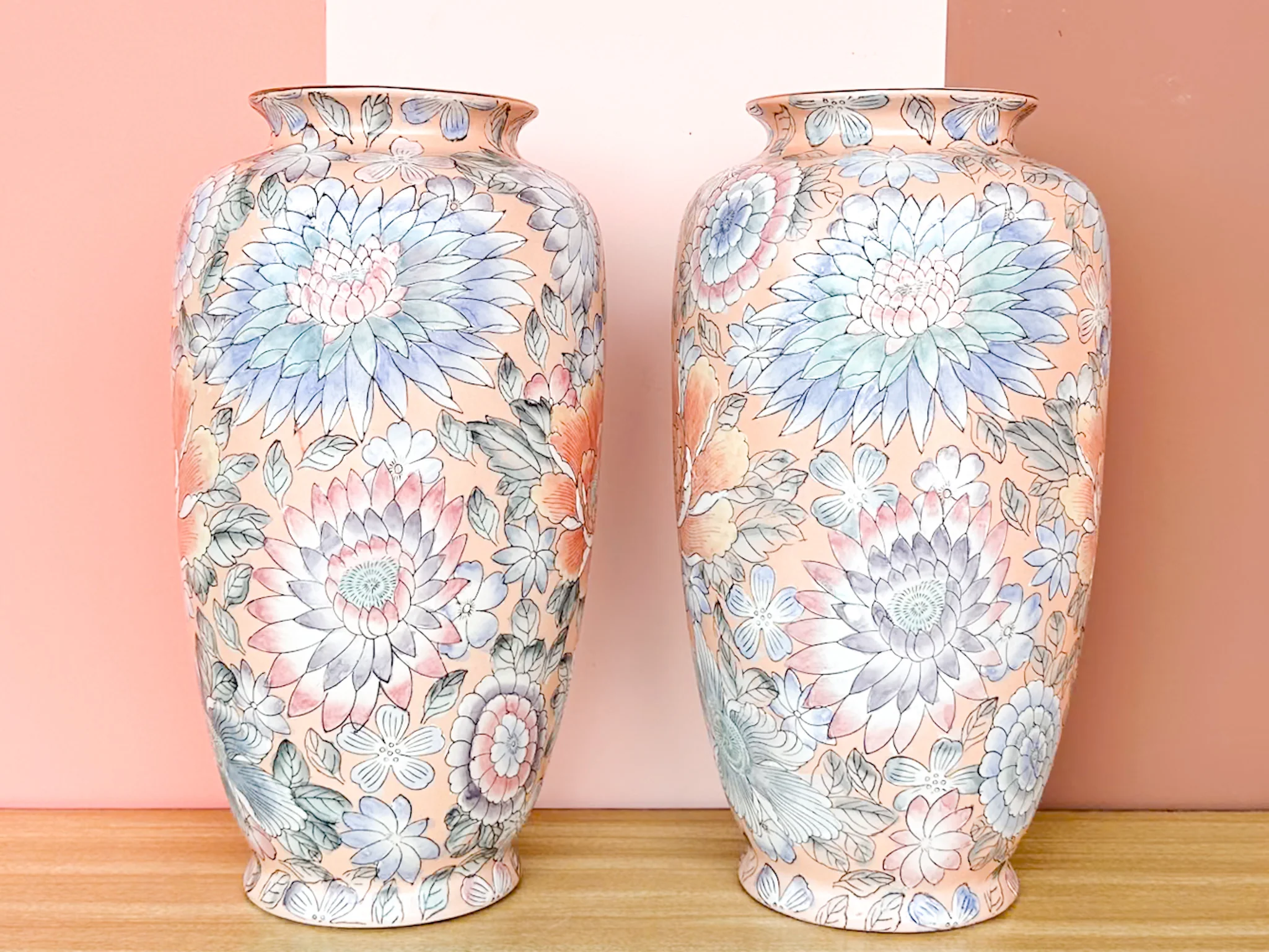 Pair of Pretty Peach Chinoiserie Vases - Image 4