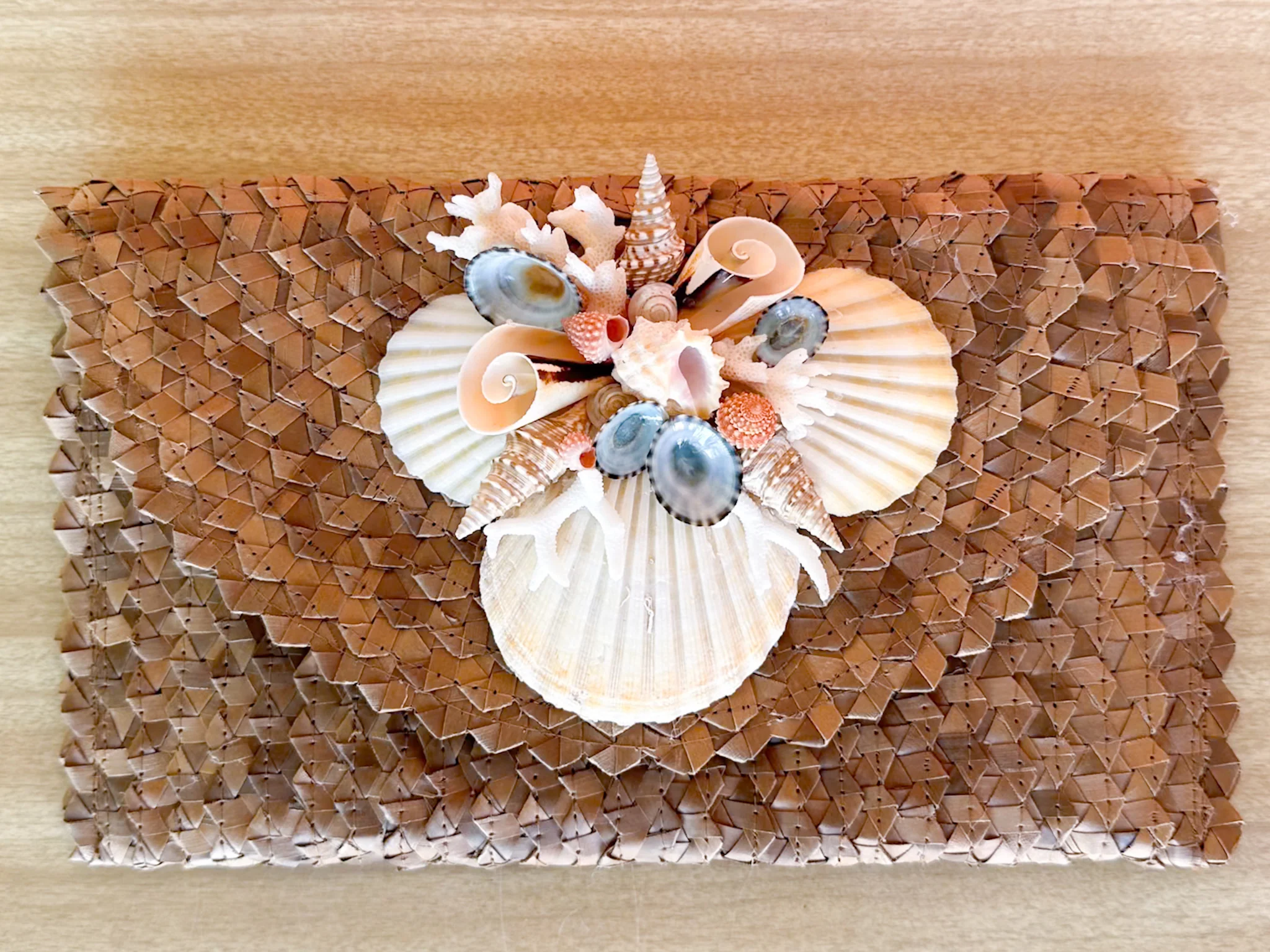 Raffia Shellegance Clutch - Image 3