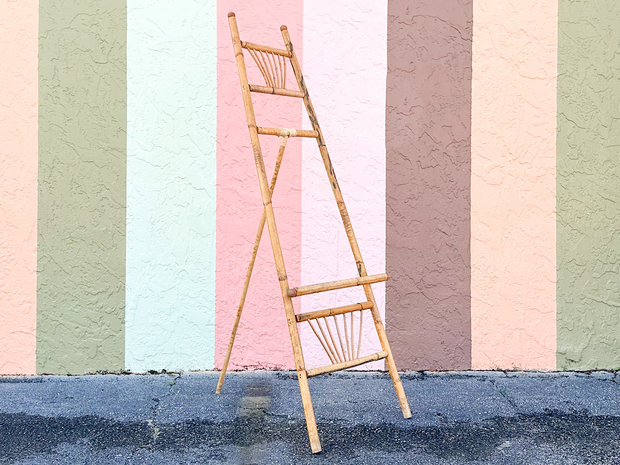 Rattan Easel - Image 2