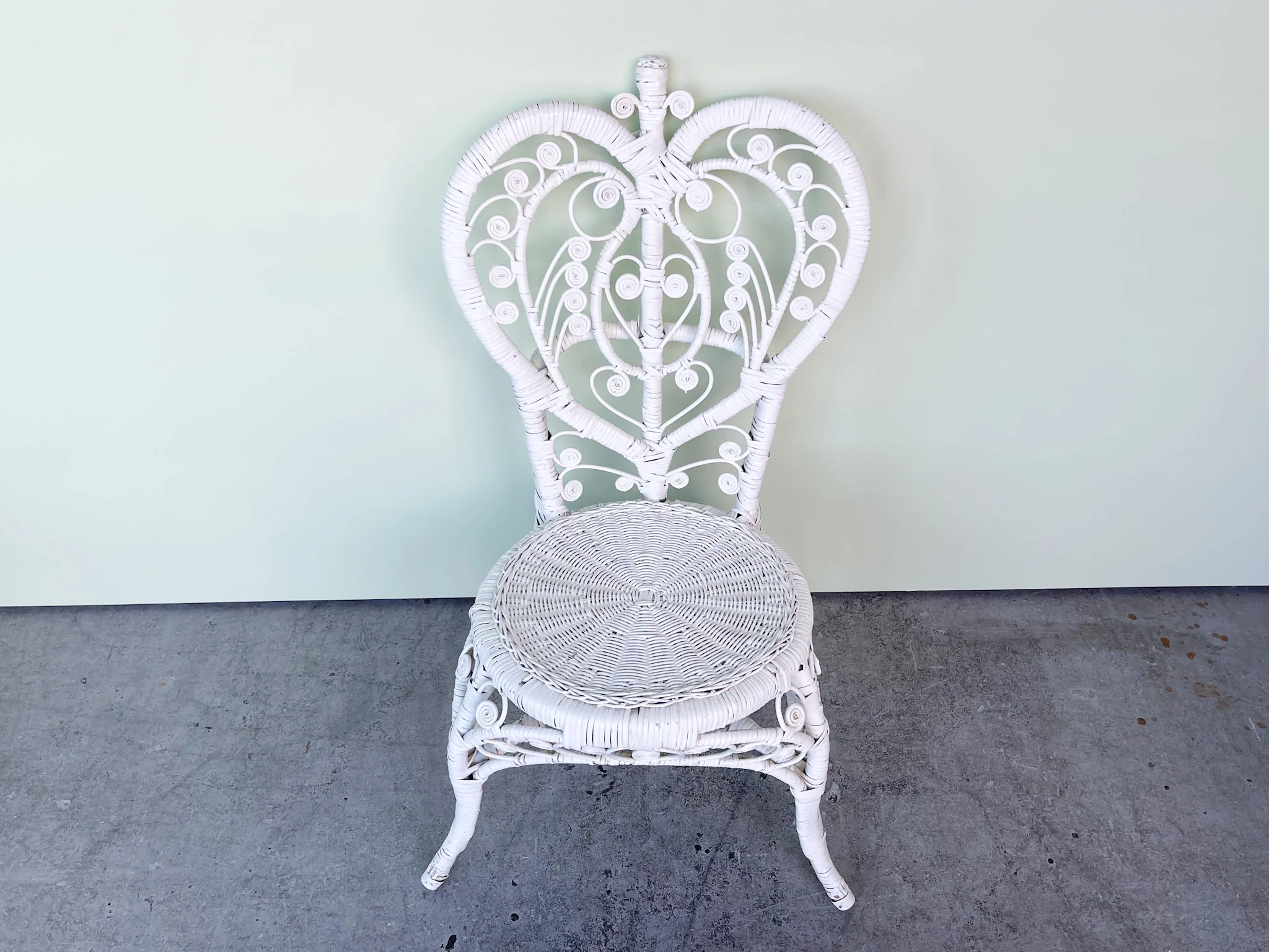 Sweetheart Fiddlehead Wicker Chair - Image 3