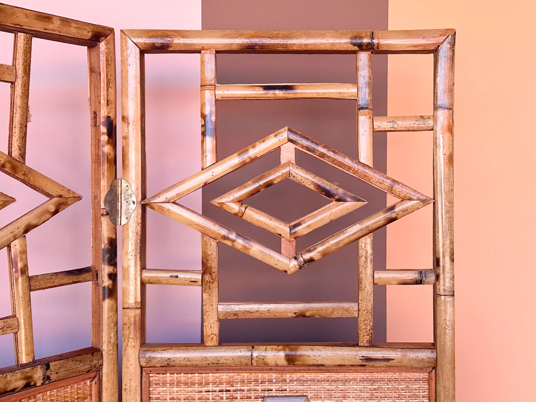 Tortoiseshell Rattan Flower Screen - Image 10