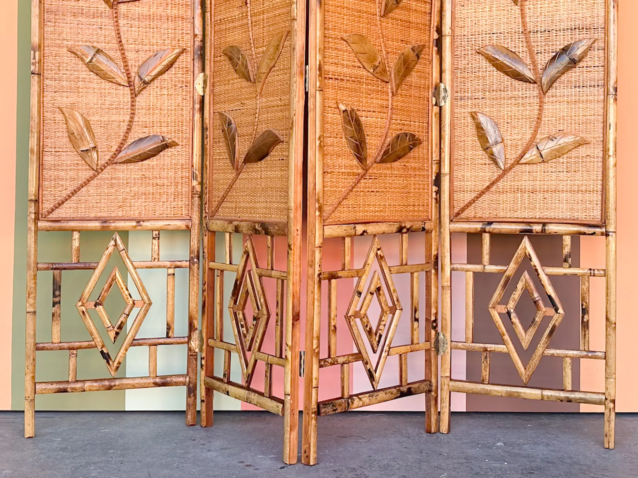 Tortoiseshell Rattan Flower Screen - Image 4