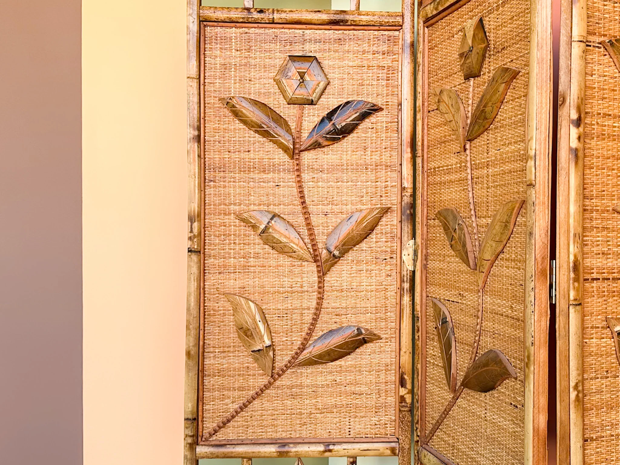 Tortoiseshell Rattan Flower Screen - Image 7