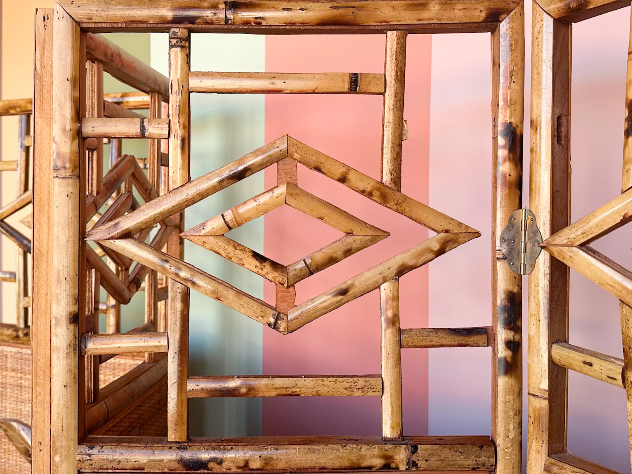 Tortoiseshell Rattan Flower Screen - Image 9
