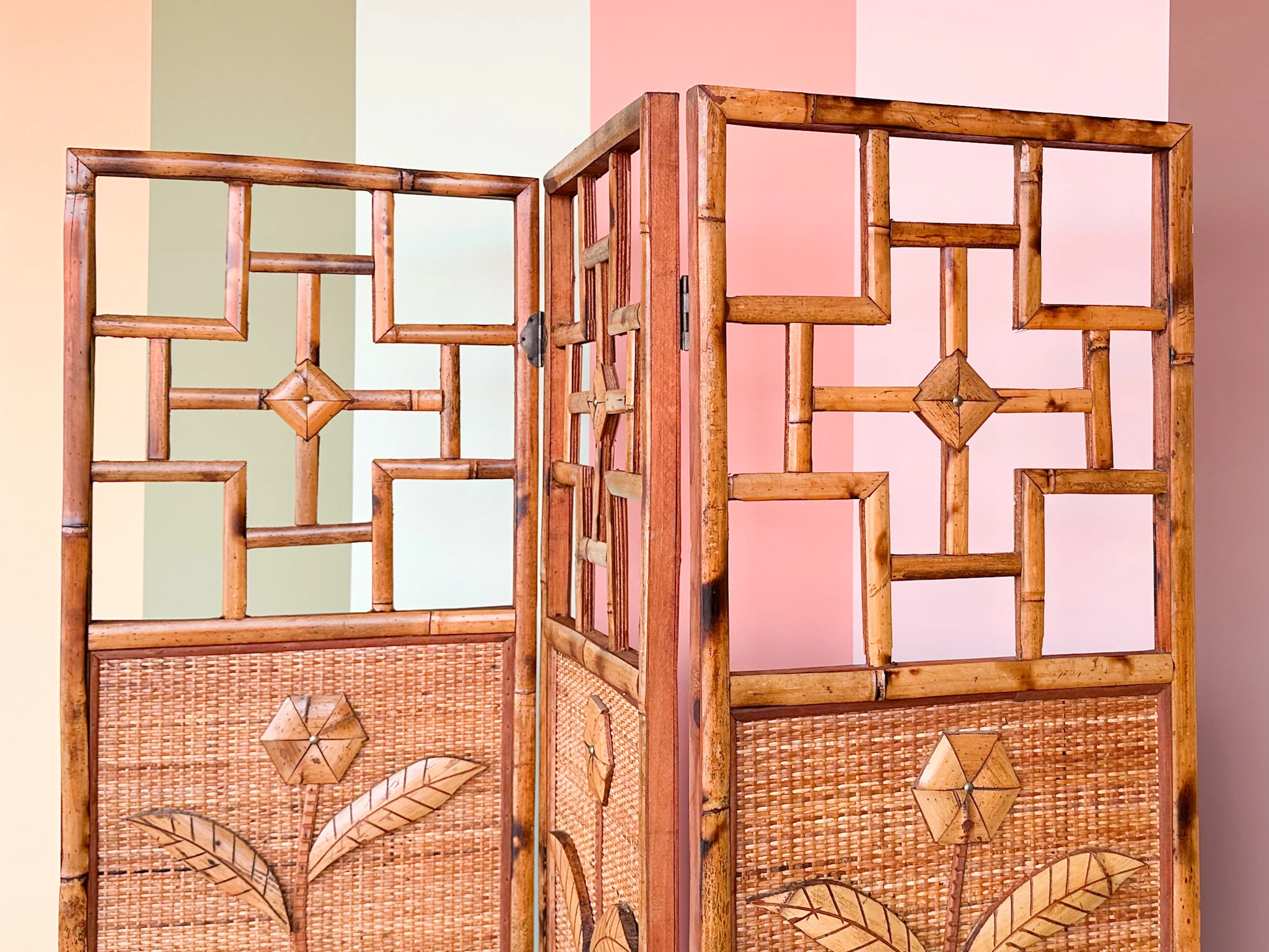 Tortoiseshell Rattan Flower Screen - Image 2