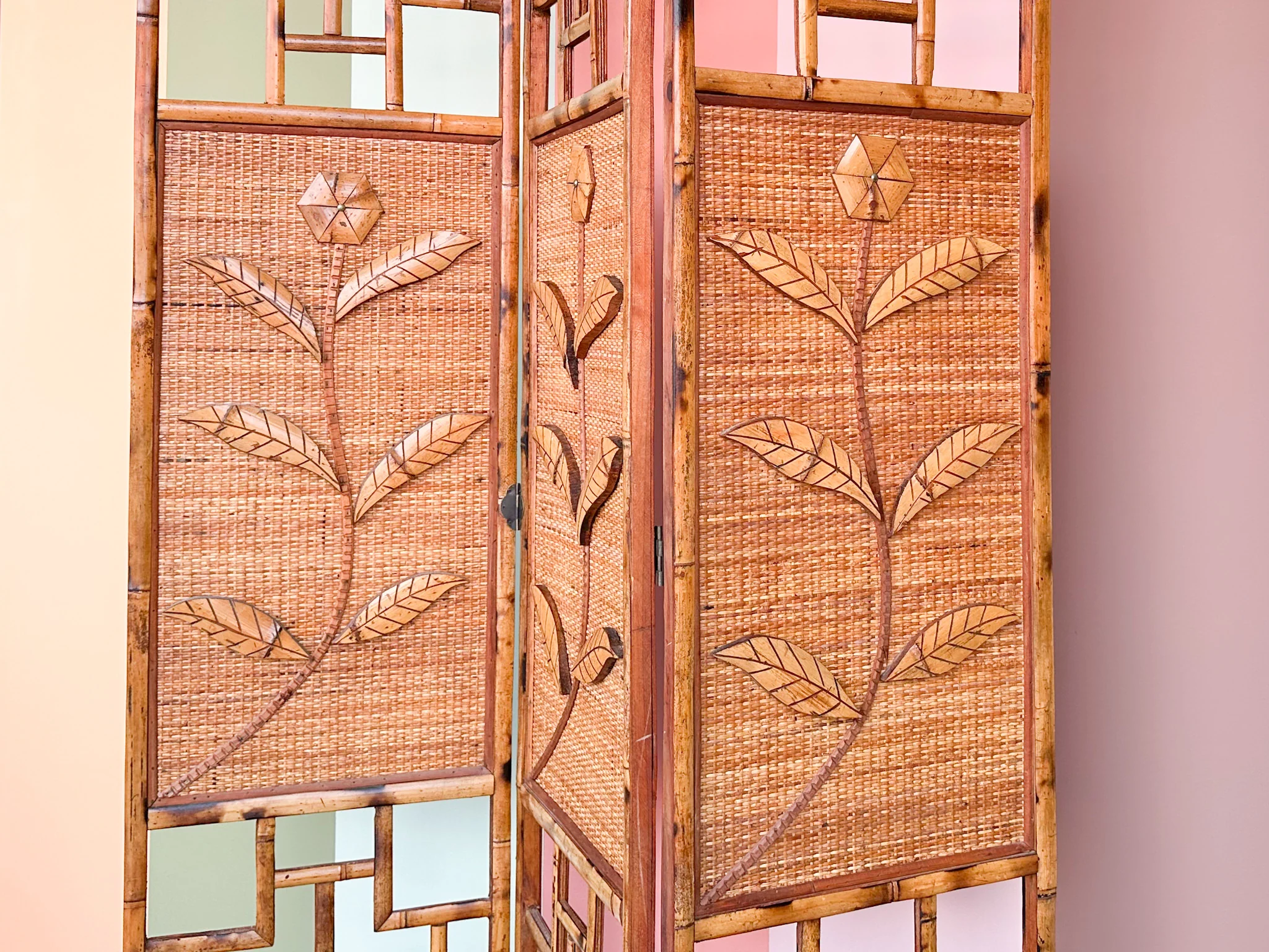 Tortoiseshell Rattan Flower Screen - Image 3